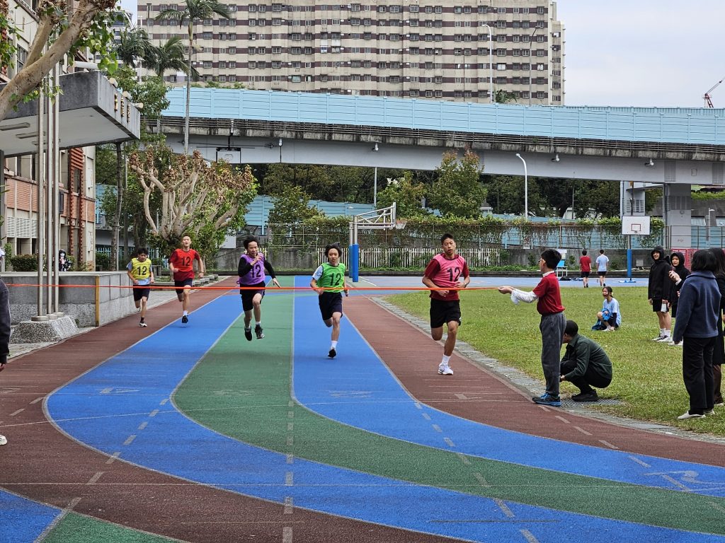 54週年校慶運動會100、200公尺決賽代表照片