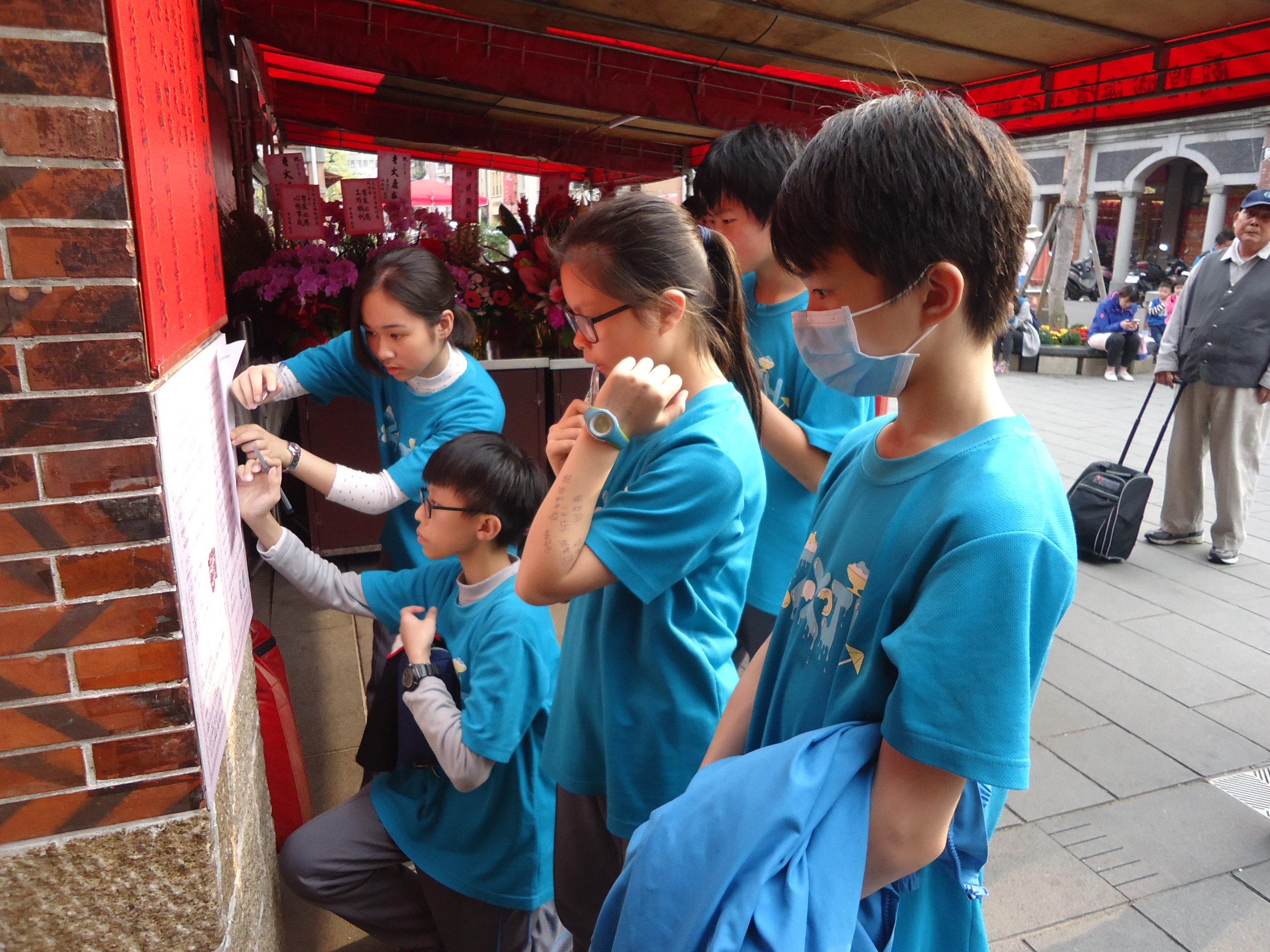 圖一：學生於霞海城隍廟以分組進行實地觀察記錄